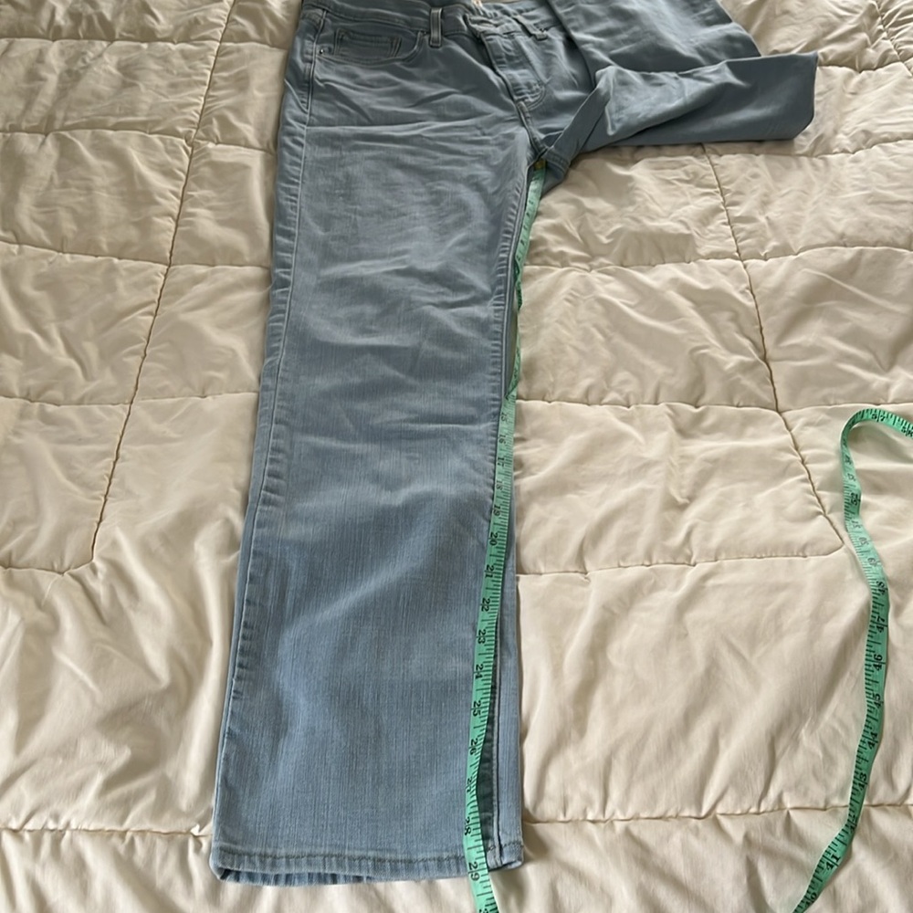 Levis Classic Straight in Light Wash Size 8 - Picture 10 of 10